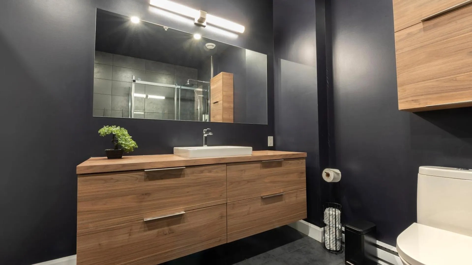 Apartman Saphir, Spacious 2-Bedroom Apartment, City Center, Free Parking Québec