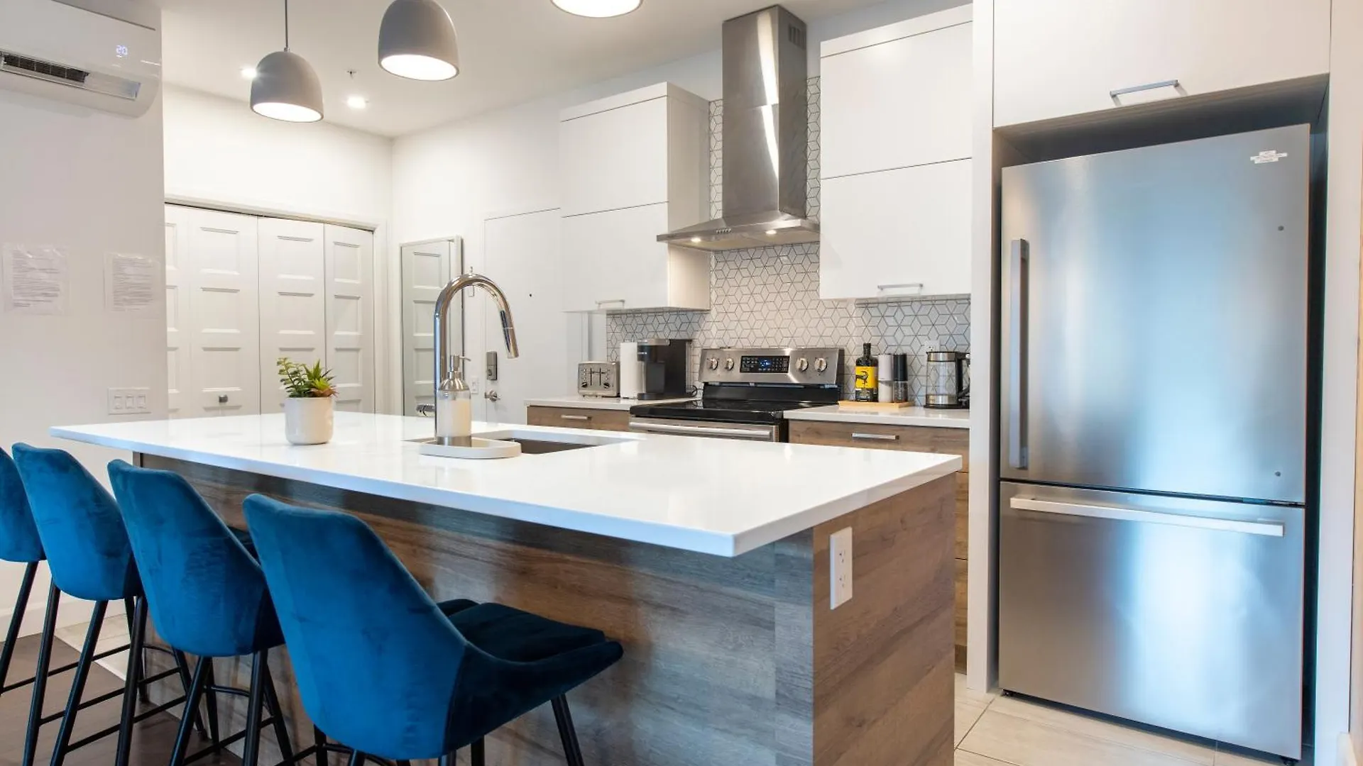 Saphir, Spacious 2-Bedroom Apartment, City Center, Free Parking Québec 0*,  Kanada